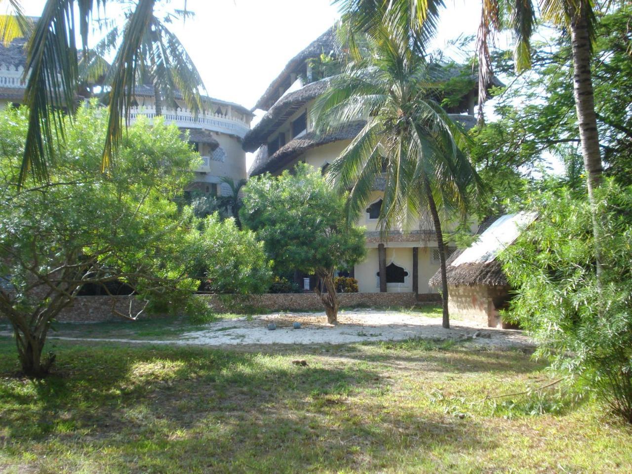 Coconut Village Beach Resort Diani Beach Esterno foto